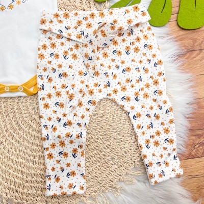  CONJ. DE MALHA 3 PEÇAS - Arco de Coração com Flores e Gola Gripyr - Mostarda e Off White